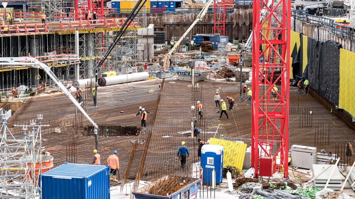 Baustelle mit Kran