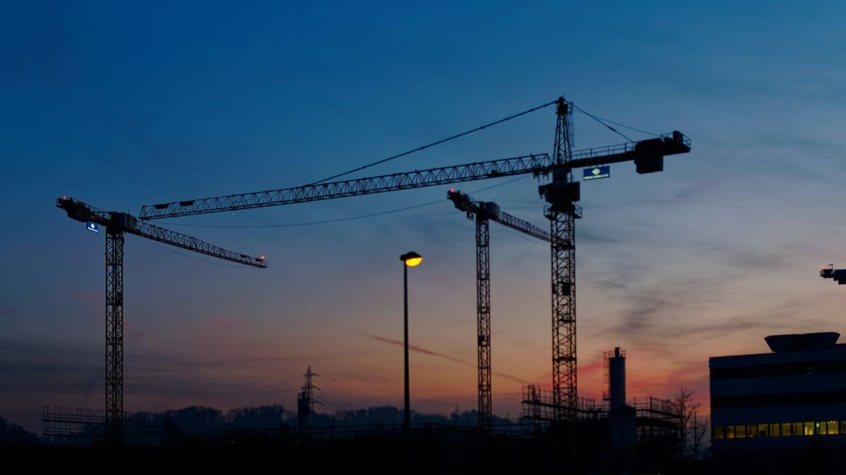 Baukräne vor dem Abendhimmel