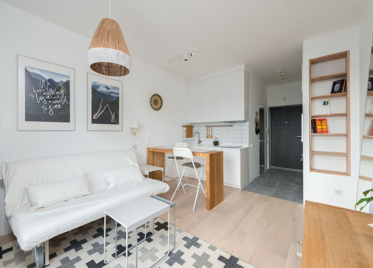 möblierte Wohnung mit Wohnbereich und Küche